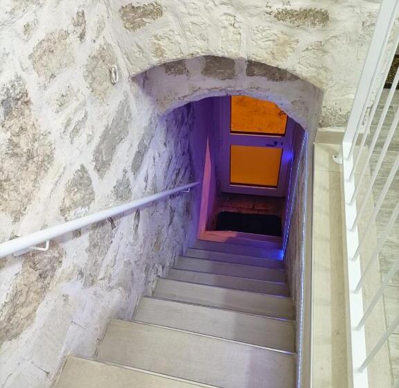 غرفة ديلوكس ثلاثية, Newhouse Rooms Black & White