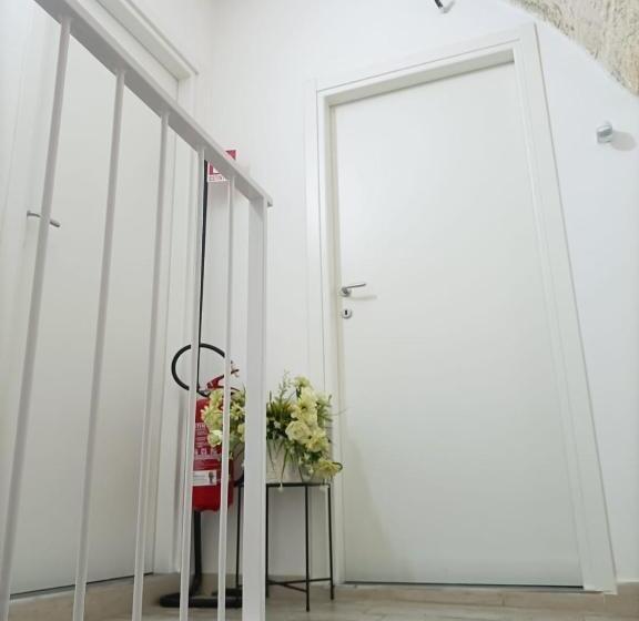 디럭스 트리플 룸, Newhouse Rooms Black & White