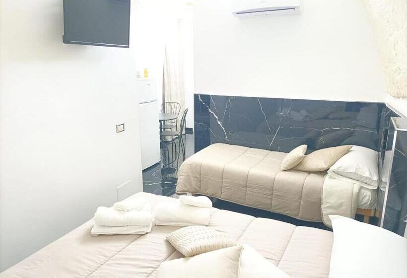 غرفة ديلوكس ثلاثية, Newhouse Rooms Black & White