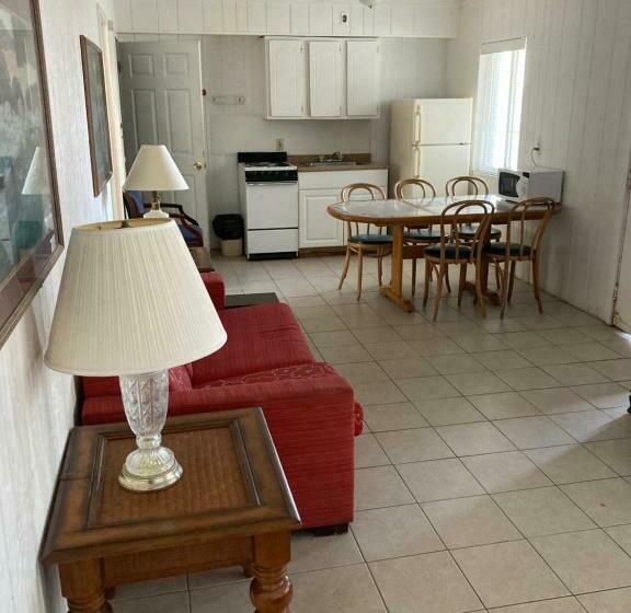 شقة غرفتين, Glendale Motel