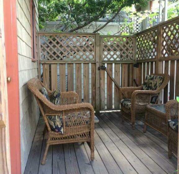 Студия Стандарт, Angie's Guest Cottage