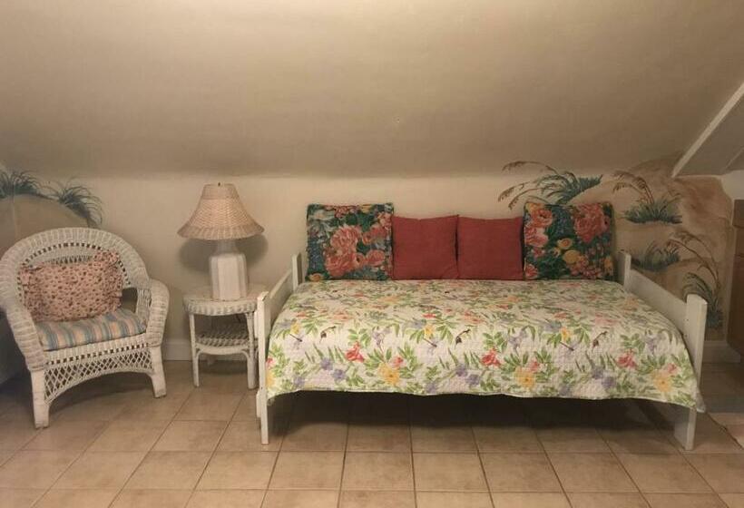 Студия Стандарт, Angie's Guest Cottage