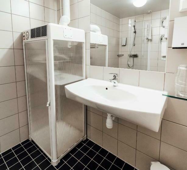 חדר סטנדרט, Pernilla Wiberg