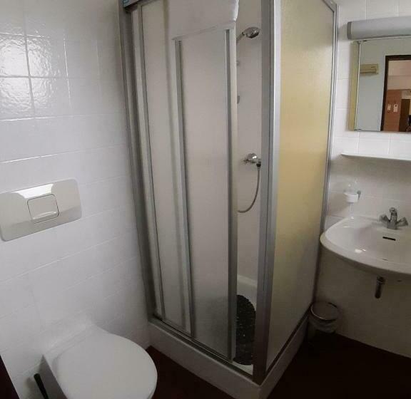 标准单人间, Promenade