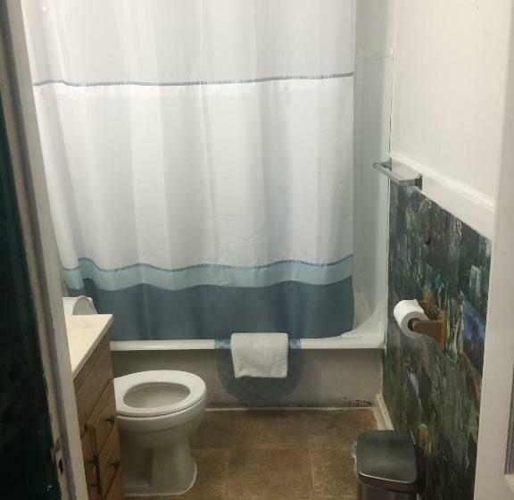 غرفة عائلية, The Pirate Haus Inn