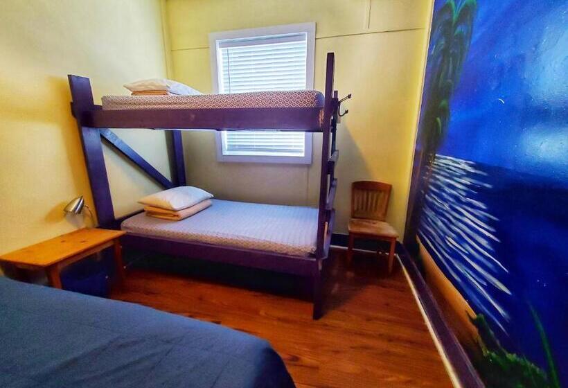 غرفة عائلية حمام مشترك, The Pirate Haus Inn