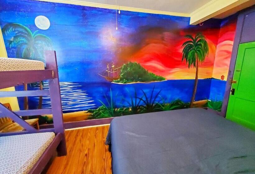 غرفة عائلية حمام مشترك, The Pirate Haus Inn