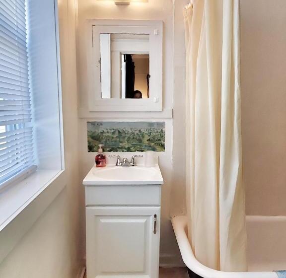 غرفة عائلية, The Pirate Haus Inn