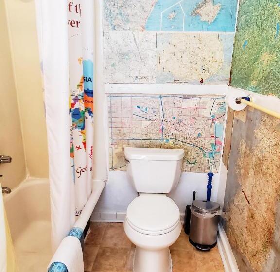 غرفة عائلية, The Pirate Haus Inn