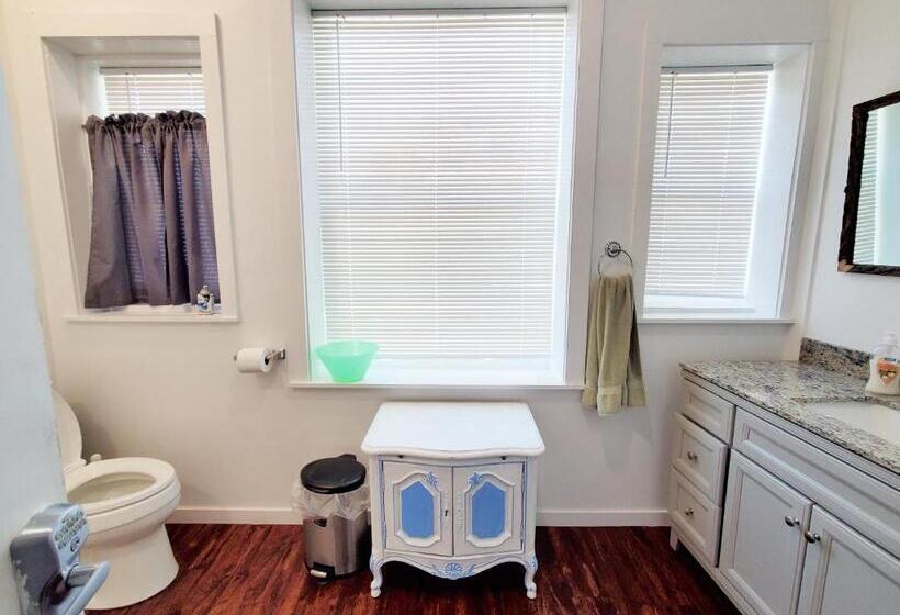 غرفة عائلية حمام مشترك, The Pirate Haus Inn