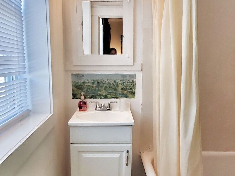 غرفة عائلية, The Pirate Haus Inn