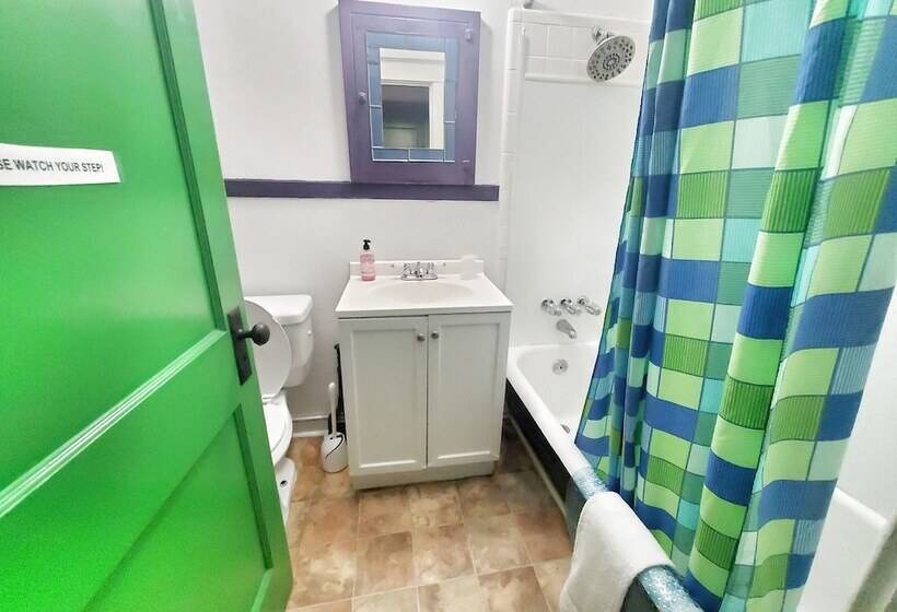 غرفة عائلية, The Pirate Haus Inn