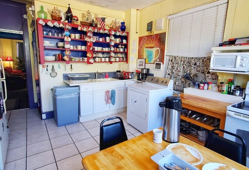 غرفة عائلية, The Pirate Haus Inn