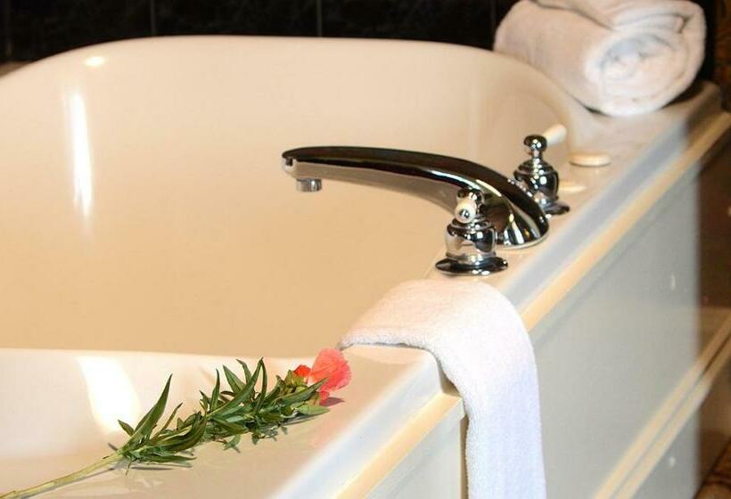 جناح, Water Street Inn