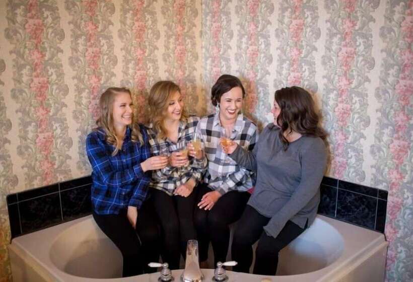 جناح, Water Street Inn