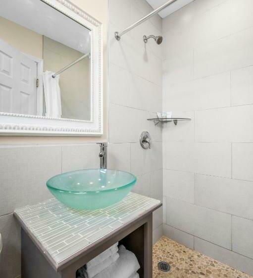 带2个双人床的标准工作室, Madison Beach Motel