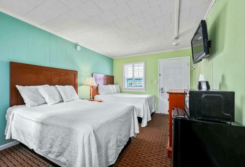 带2个双人床的标准工作室, Madison Beach Motel