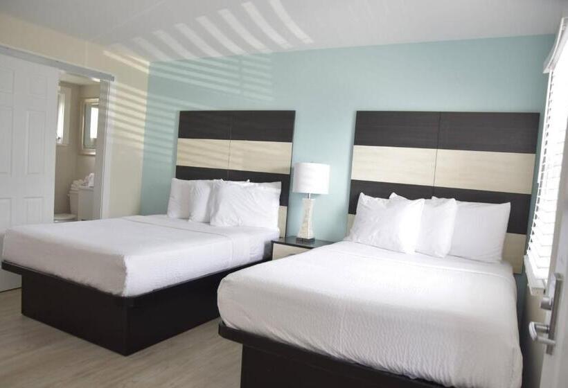 带2个双人床的标准工作室, Madison Beach Motel