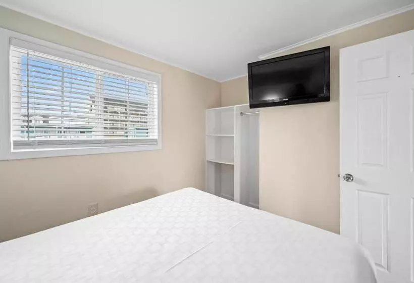 デラックススイート, Madison Beach Motel