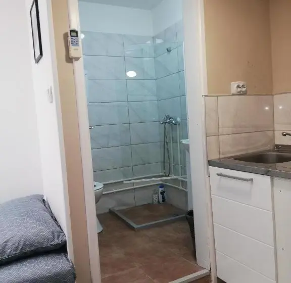 Economy Triple Room, Blue Carpet Rooms