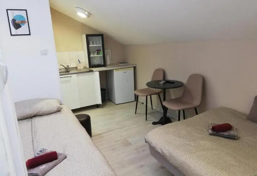 Economy Triple Room, Blue Carpet Rooms