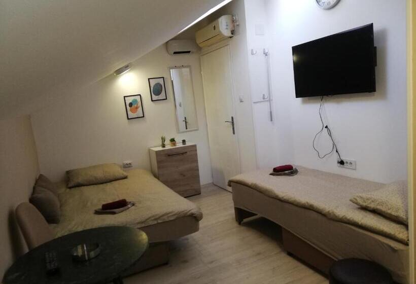 Economy Triple Room, Blue Carpet Rooms