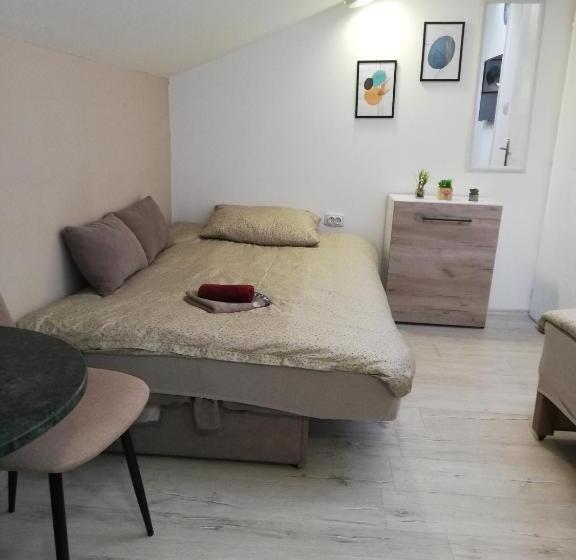 Economy Triple Room, Blue Carpet Rooms