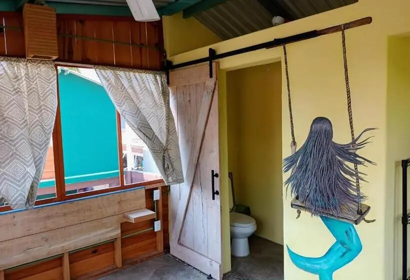 اتاق استاندارد با چشم‌انداز باغ, Oridleys Hostel16
