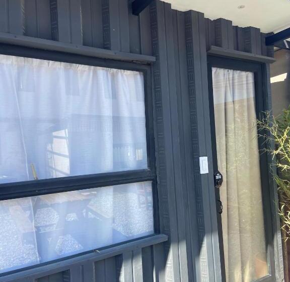 スタンダードルーム, Hosteline