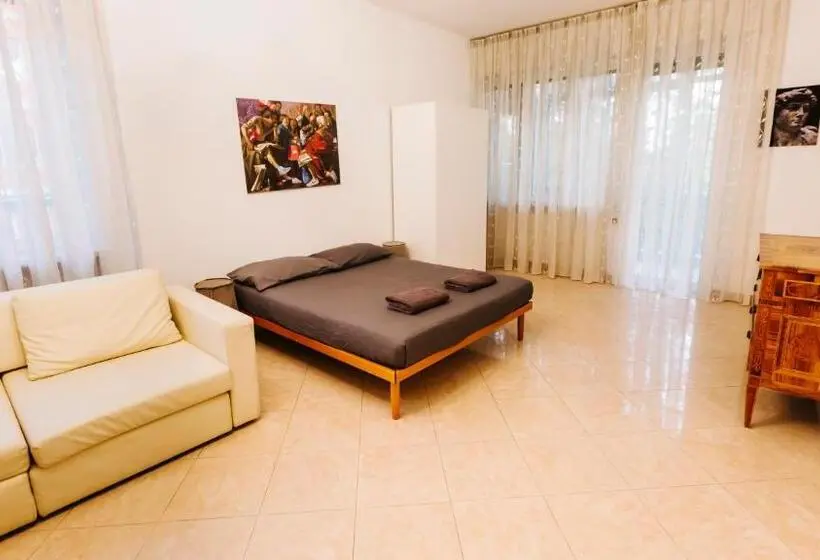 اتاق استاندارد چهارنفره با سرویس بهداشتی مشترک, Art Suites Verona
