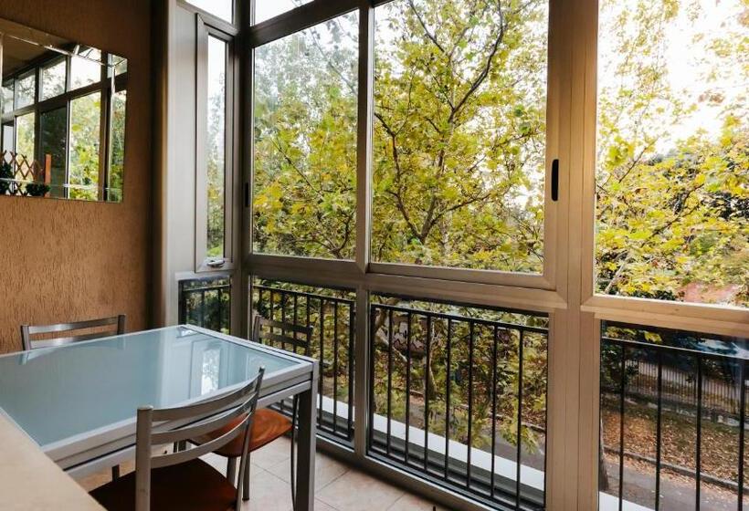 اتاق استاندارد چهارنفره با سرویس بهداشتی مشترک, Art Suites Verona