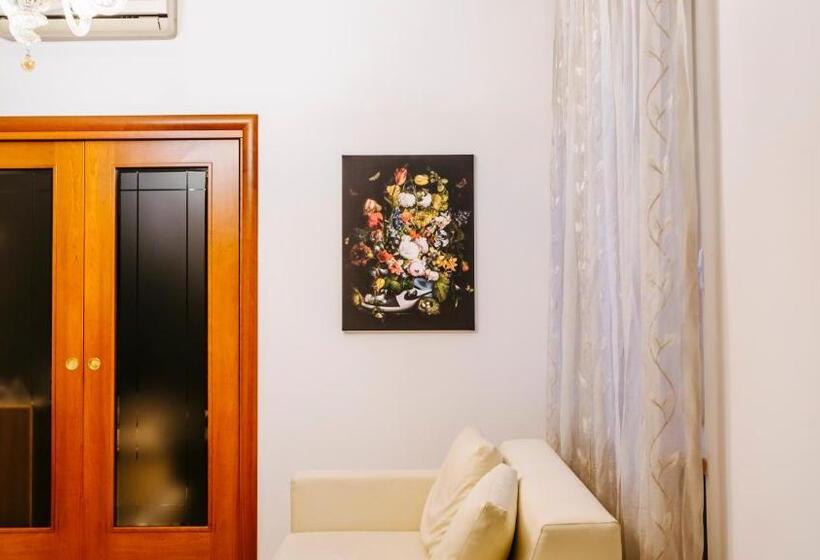 اتاق استاندارد چهارنفره با سرویس بهداشتی مشترک, Art Suites Verona