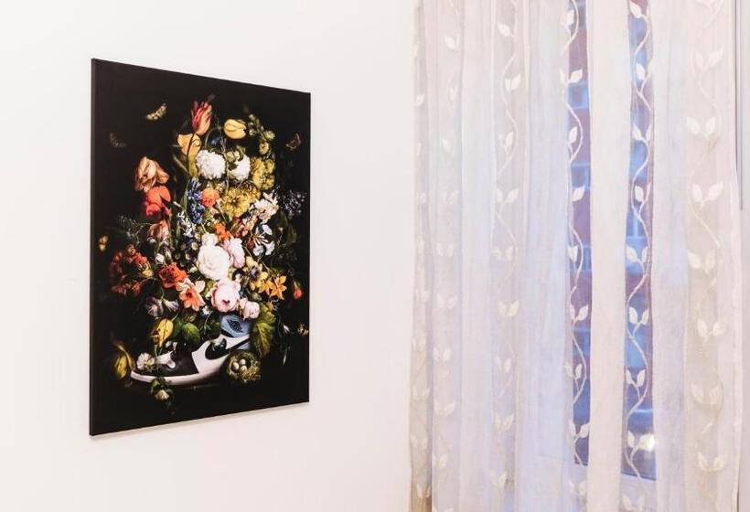 اتاق استاندارد چهارنفره با سرویس بهداشتی مشترک, Art Suites Verona