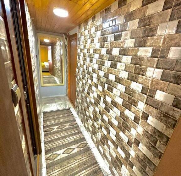 Quarto Quádruplo Deluxe, Raydon