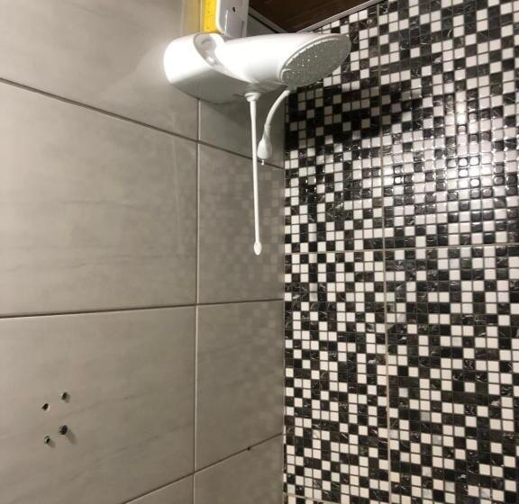 اتاق استاندارد سه تخته با سرویس بهداشتی مشترک, Tchê Hostel