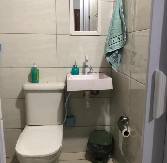 اتاق استاندارد سه تخته با سرویس بهداشتی مشترک, Tchê Hostel