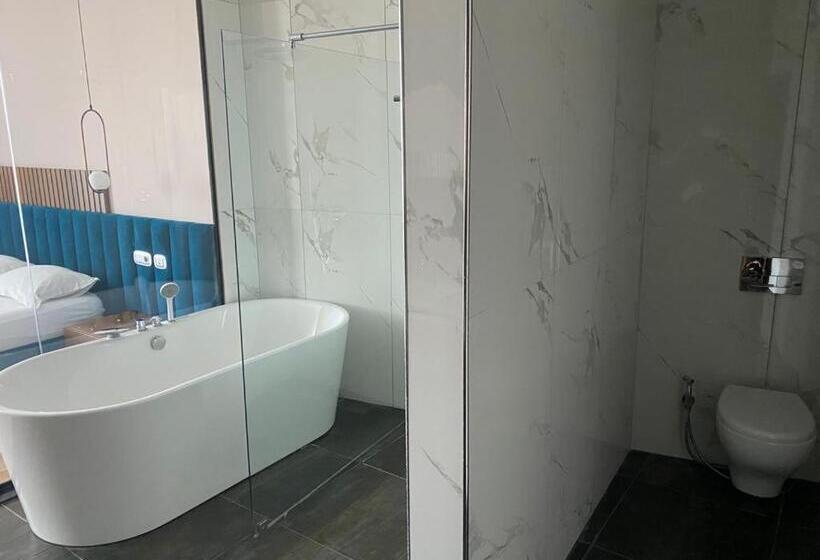 סוויטה עם מרפסת, Bolv