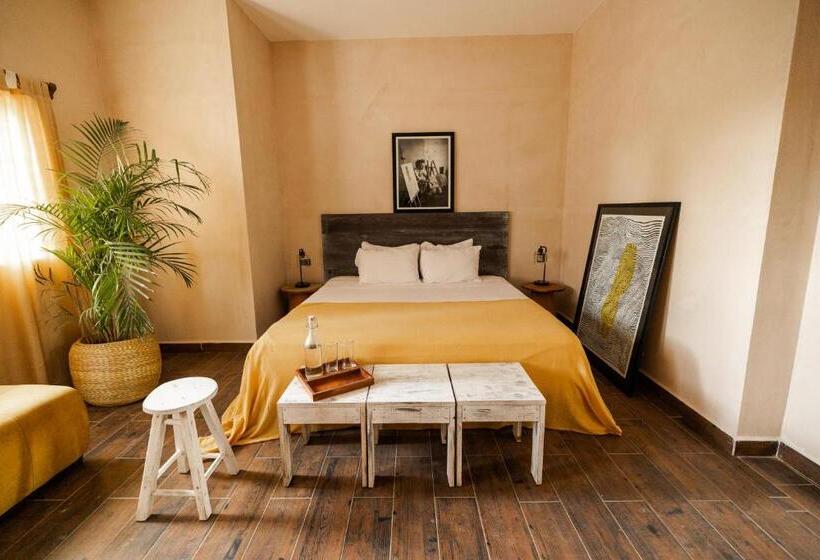 سوییت لوکس, Gardenia Collective