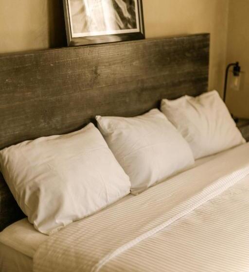 سوییت لوکس, Gardenia Collective