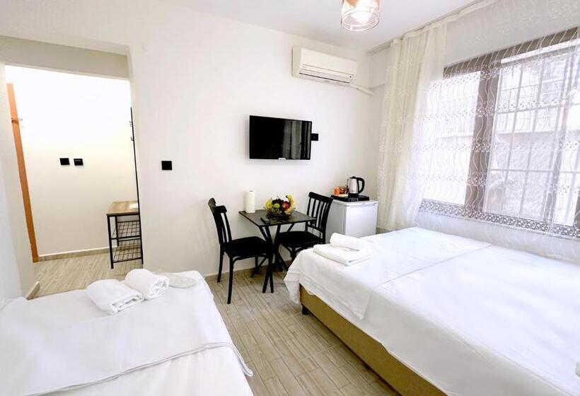 חדר סטנדרט לשלושה, Menesa