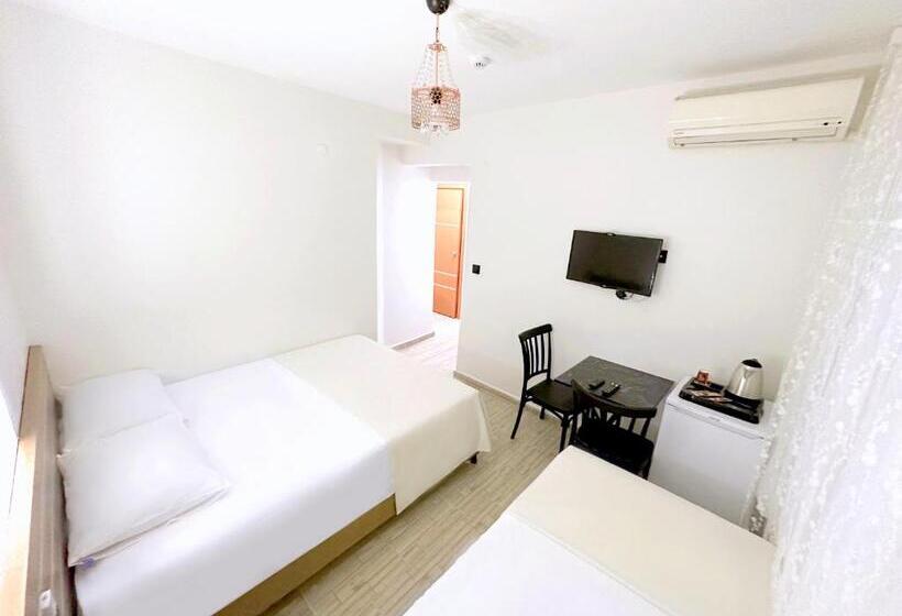 חדר סטנדרט לשלושה, Menesa