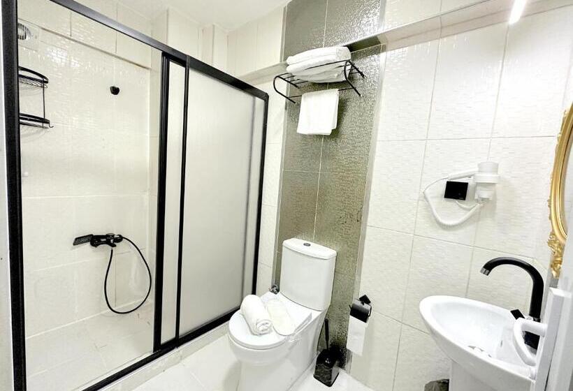 חדר סטנדרט לשלושה, Menesa