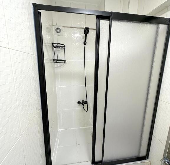 חדר סטנדרט לשלושה, Menesa