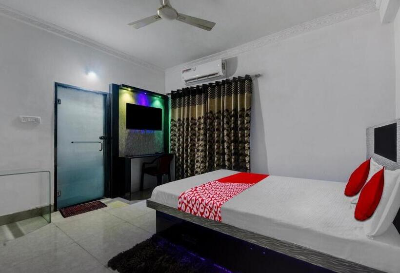 غرفة كلاسيكية ثلاثية, Super Oyo Aruna Banquet And Guest House