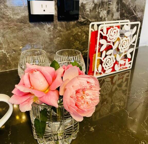 غرفة قياسية, Sweet Home