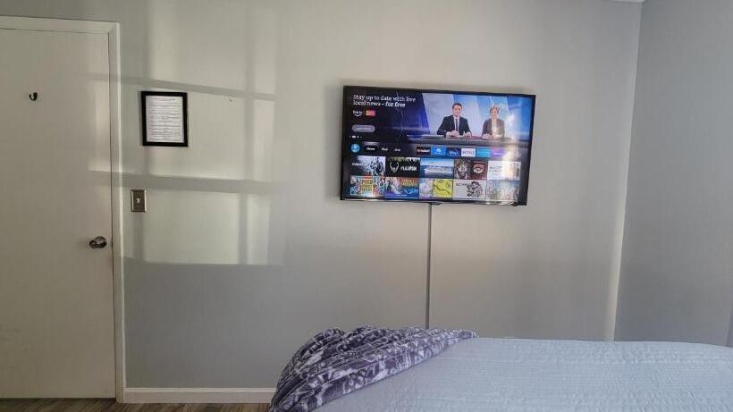 غرفة إدارية ثلاثية, Hollywood Room On The Lake