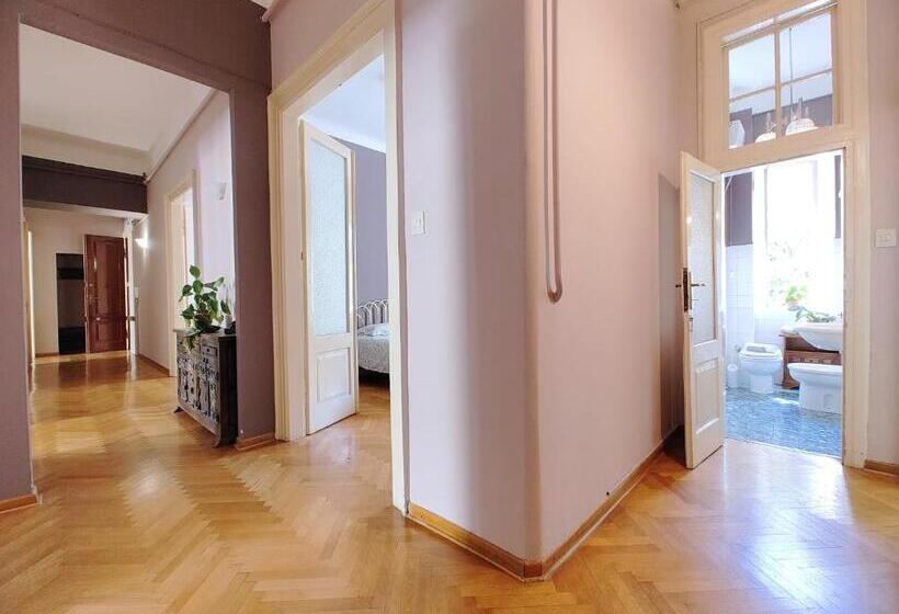اتاق اکونومی, Hostel Trieste