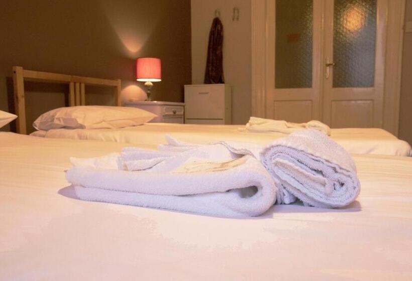 اتاق استاندارد با سرویس بهداشتی مشترک, Hostel Trieste