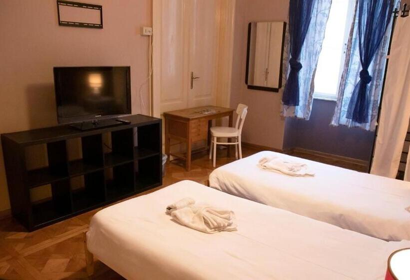 اتاق استاندارد با سرویس بهداشتی مشترک, Hostel Trieste