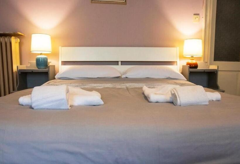 اتاق چهار تخته با دستشویی مشترک, Hostel Trieste